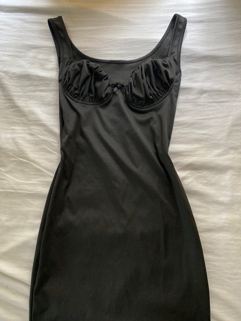 WEANIA Black Ruched Bust Bodycon Dress (Category: Dresses) located in Quezon City. Submitted by f8scloset (Listing ID 1246604149, Image 1). Description: lovee the fit, bought a few months ago rfs: too revealing for me :(( When worn in 2nd pic :)).