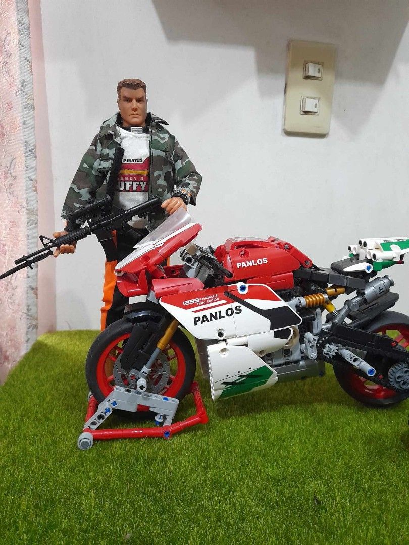 1/6 scale motorcycle and figures on Carousell