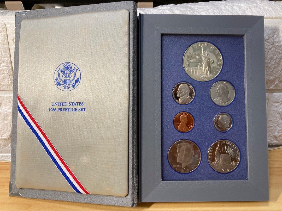 1986年美國自由神像一百周年紀念套裝精鑄硬幣！共7枚！其中一枚自由女神紀念「百年大銀」！直徑38.1mm！重量26.73克！含銀90%！UNC未開封！,  興趣及遊戲, 收藏品及紀念品, 錢幣- Carousell