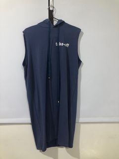 藍色英文字母削肩背心洋裝