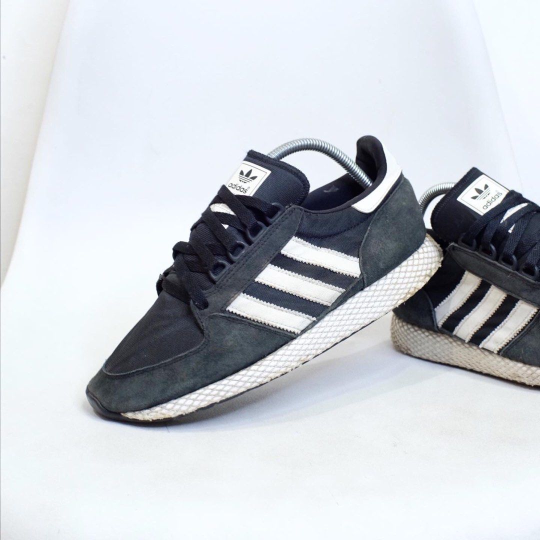 Adidas Forest Grove Black White Fesyen Pria Sepatu Sneakers di
