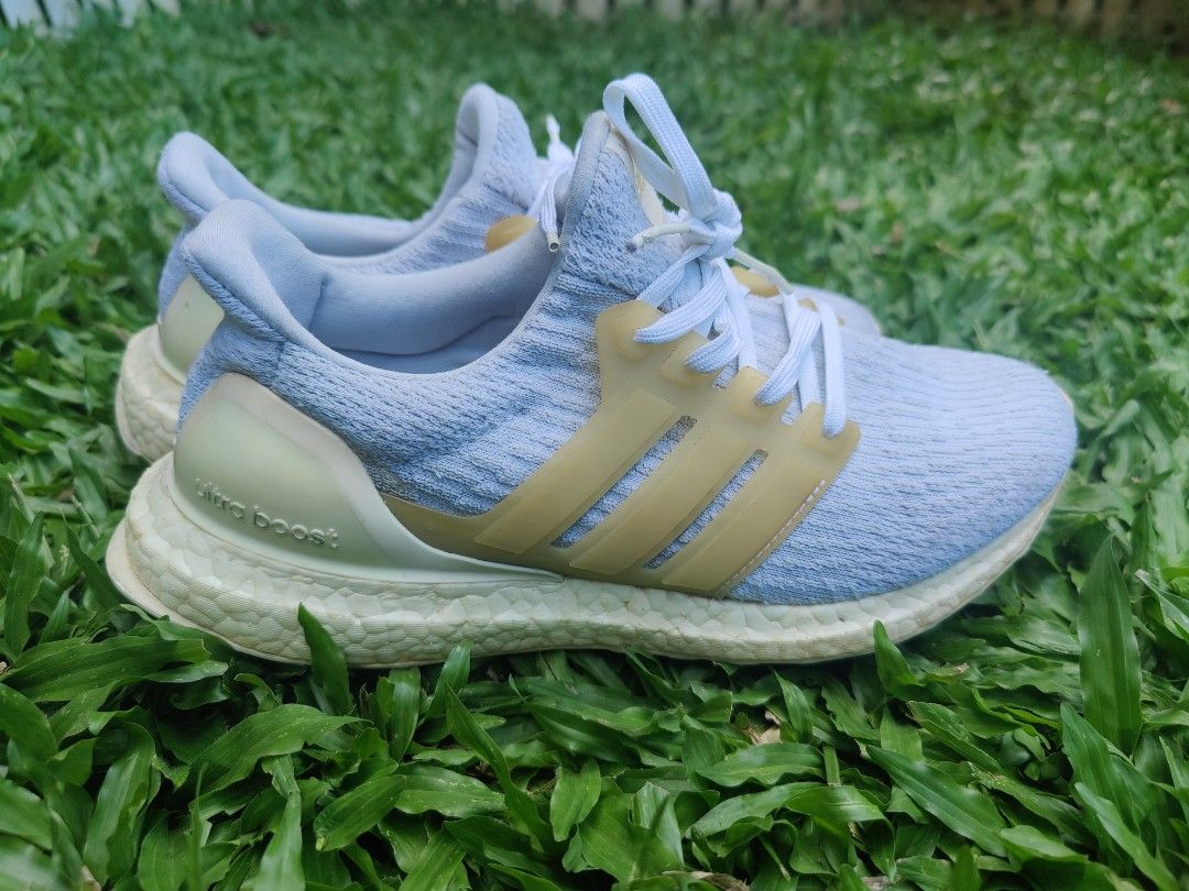 Adidas Ultra Boosts White (Category: Sneakers) located in Pasig City. Submitted by ethpee (Listing ID 1250083734, Image 1). Description: Well used with visual defects as seen in the picture. Does not come with box, but can come if requested (not original box) Available for negotiations and meet-ups for sure buyers!!.