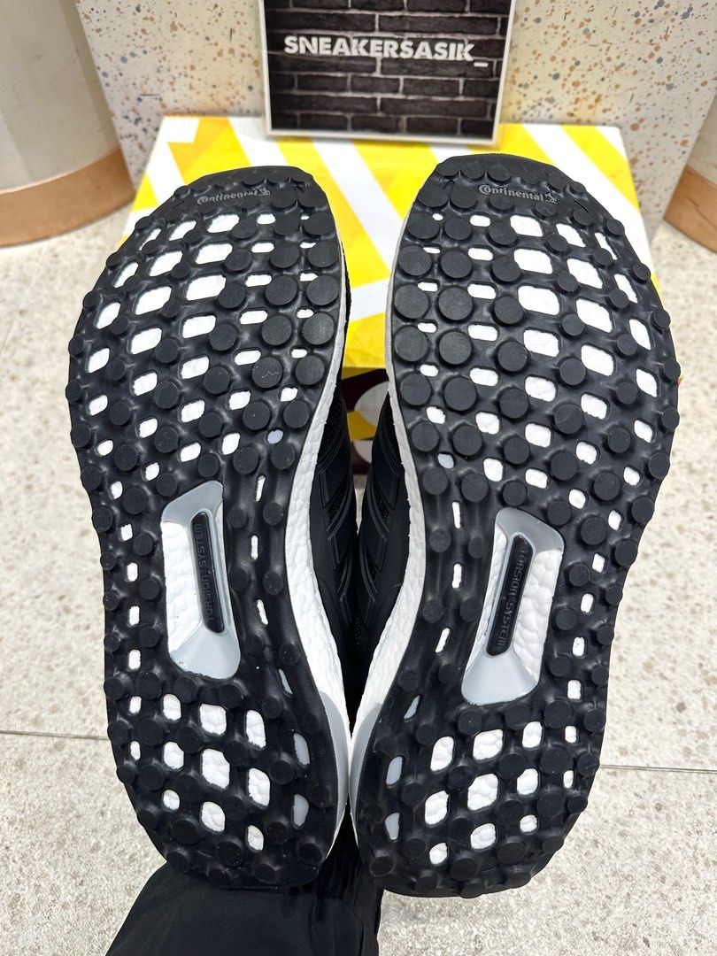 Adidas Ultraboost 4.0 Coreblack Blackwhite, Fesyen Pria, Sepatu , Sneakers  di Carousell