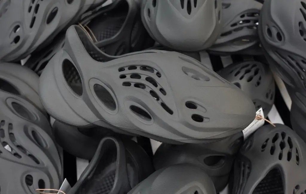 Adidas Yeezy Foam RNR Carbon UK 5, Men's Fashion, Footwear