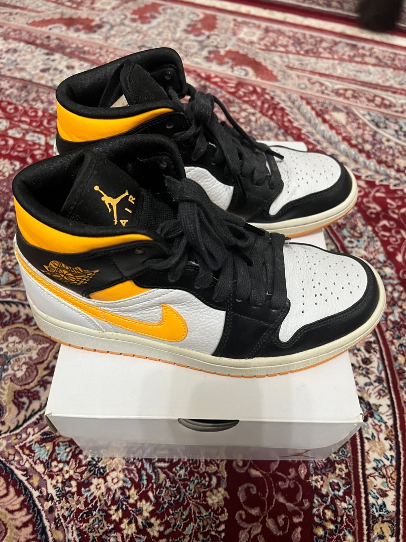aj1 orange black white