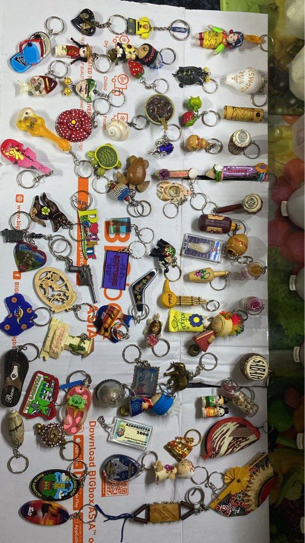 Assorted Keychains (Category: Vintage Collectibles) located in Puchong. Submitted by vizmis (Listing ID 1250000163, Image 2). Description: Assorted keychains from different countries. Each RM 2.