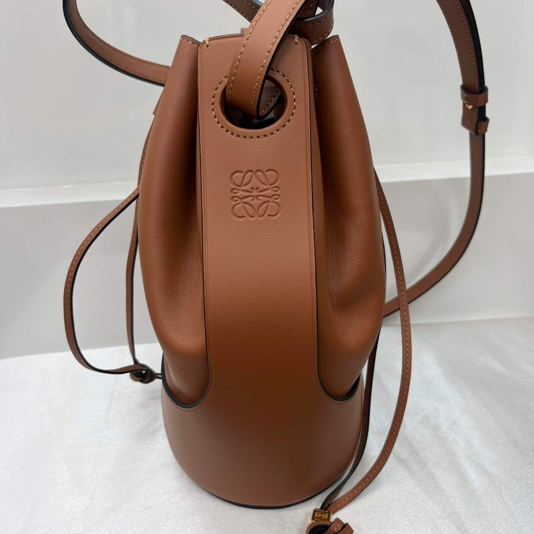 Authentic Loewe Balloon Bag (Category: Luxury Bags & Wallets) located in Quezon City. Submitted by hellopatchi (Listing ID 1250076652, Image 2). Description: Loewe Balloon Bag Kept unused Comes with controlato, dustbag and Dr Runway Authentication Rank SA (9.9/10) Mall Price ₱170-180,000 .