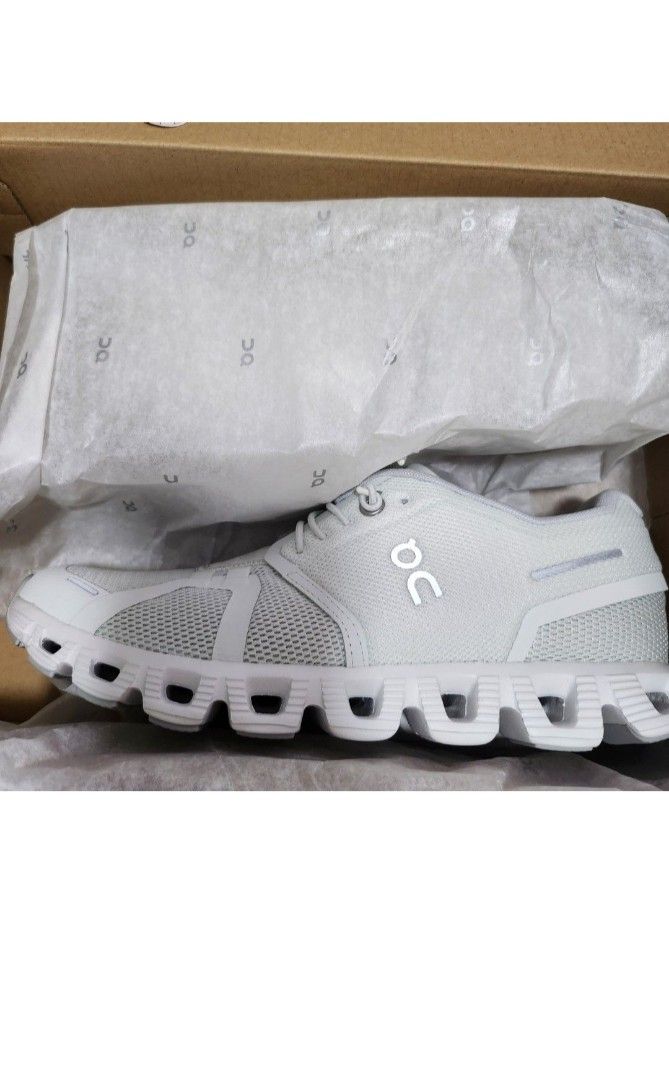 on running cloud all white