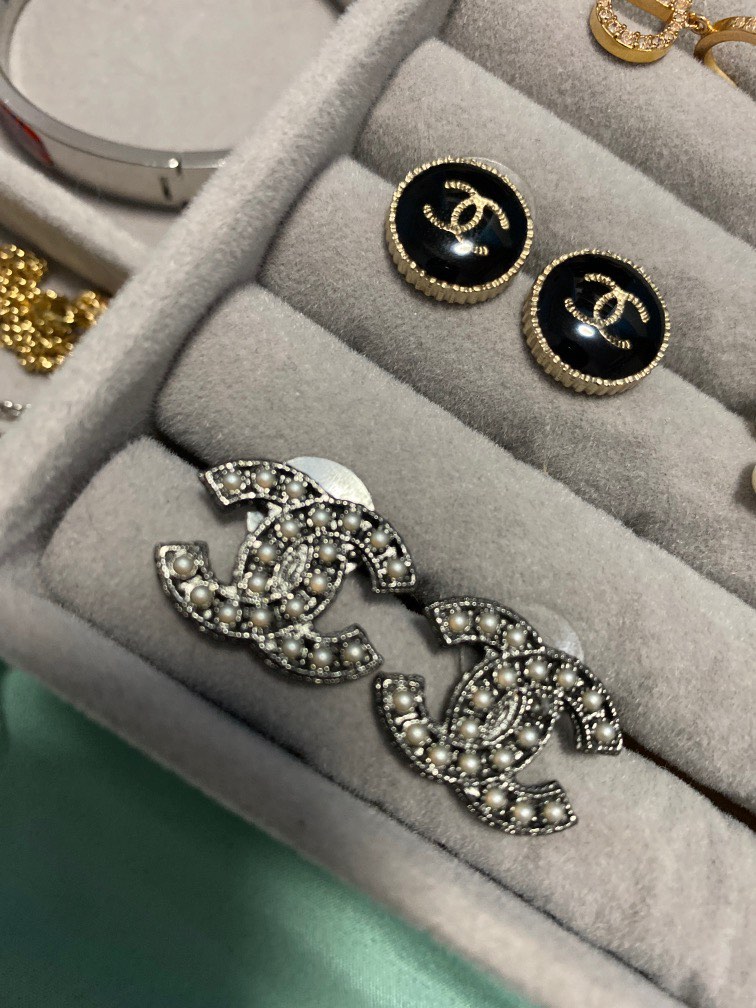 Chanel 22S XL White Leather Gold CC Logo Chain Dangle Drop Statement  Earrings | eBay