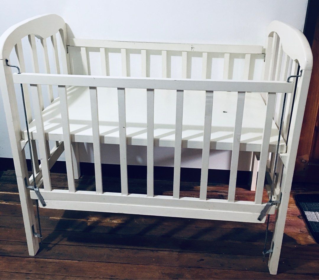 CLASSIC ELEGANT GLOSSY WHITE CRIB Babies Kids Baby Nursery