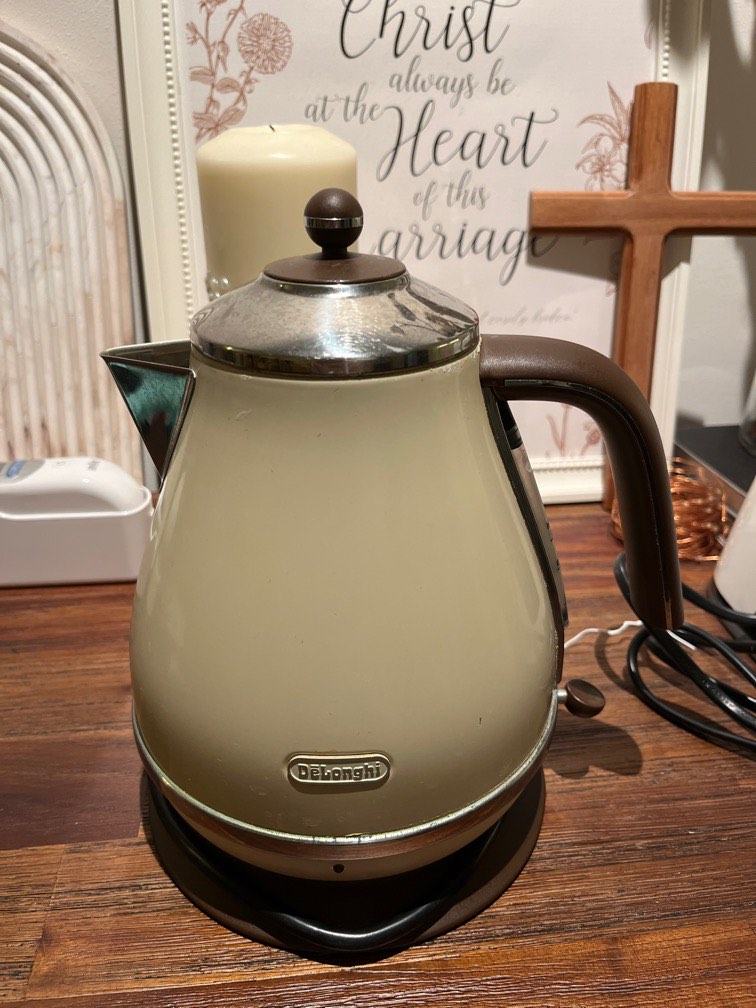 Cream delonghi kettle new arrivals