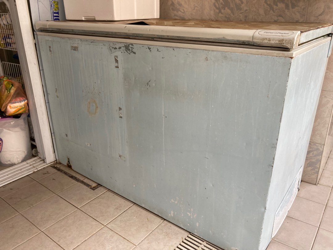 GIVING AWAY FREEZER!!, TV & Home Appliances, Kitchen Appliances