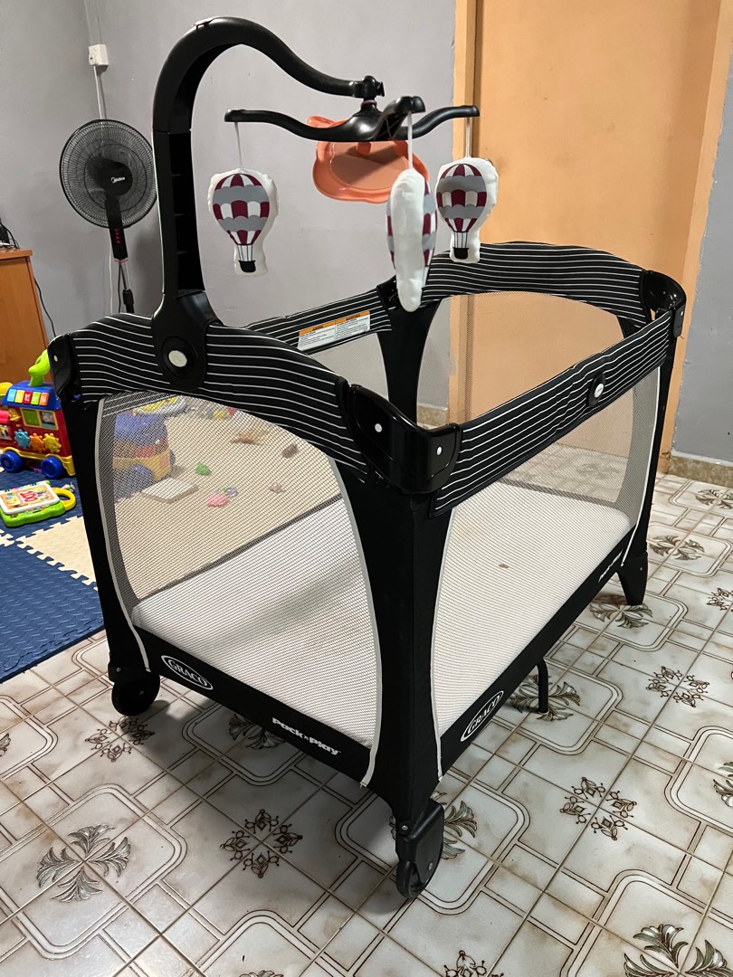 Graco portable pack n play Crib, Babies & Kids, Baby Nursery & Kids
