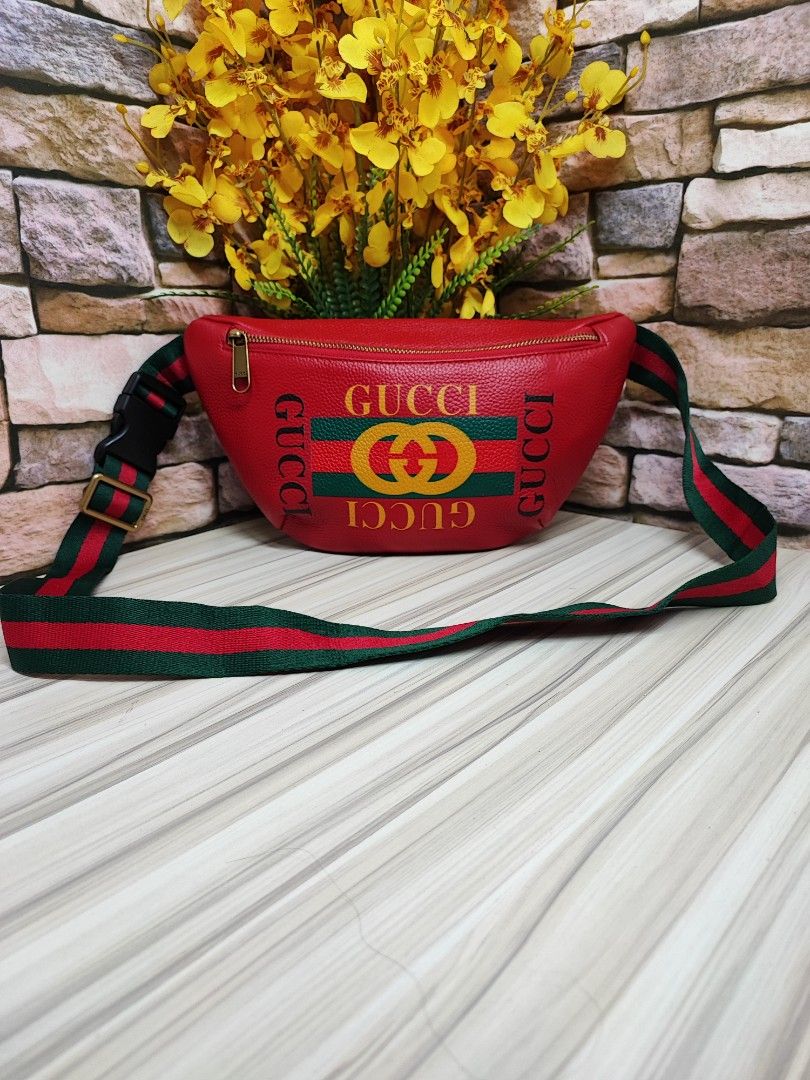 Gucci shop red pouch