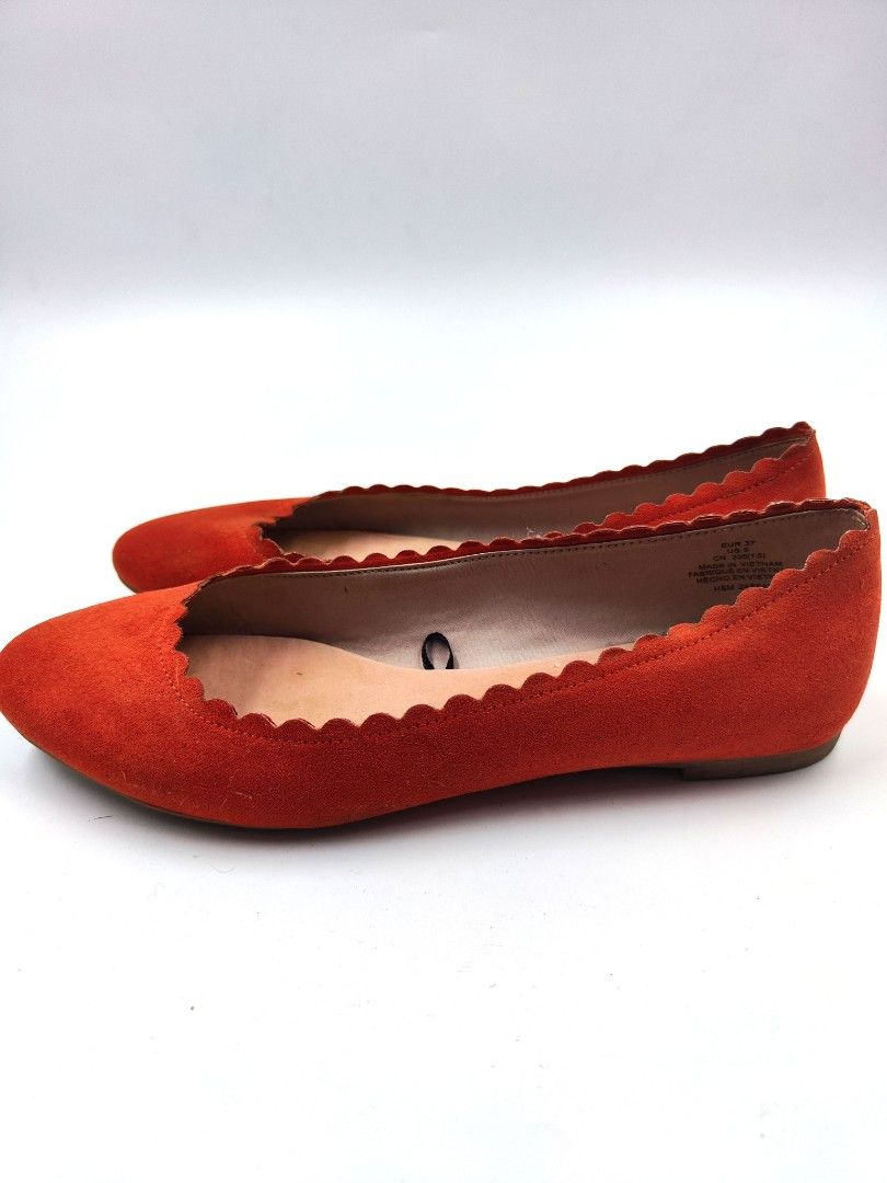 H&M Red Scalloped Flats (Category: Flats & Sandals) located in Manila. Submitted by bkcee (Listing ID 1250115866, Image 2). Description: - ACTUAL PHOTOS - Sz 7 - Inner lining has discoloration (as seen in the photos) but still in good condition.