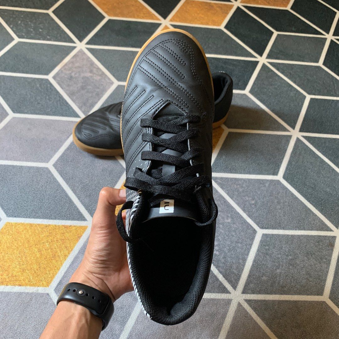 Kasut Futsal Decathlon 8.5uk Men s Fashion Activewear on Carousell