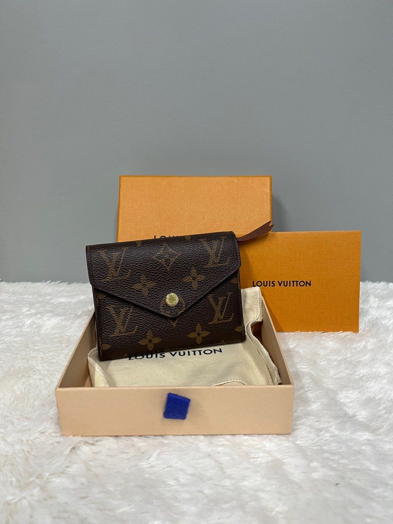 aksesoris dompet Louis Vuitton Victorine Mono Caramel with Gold Button 2021  Wallet