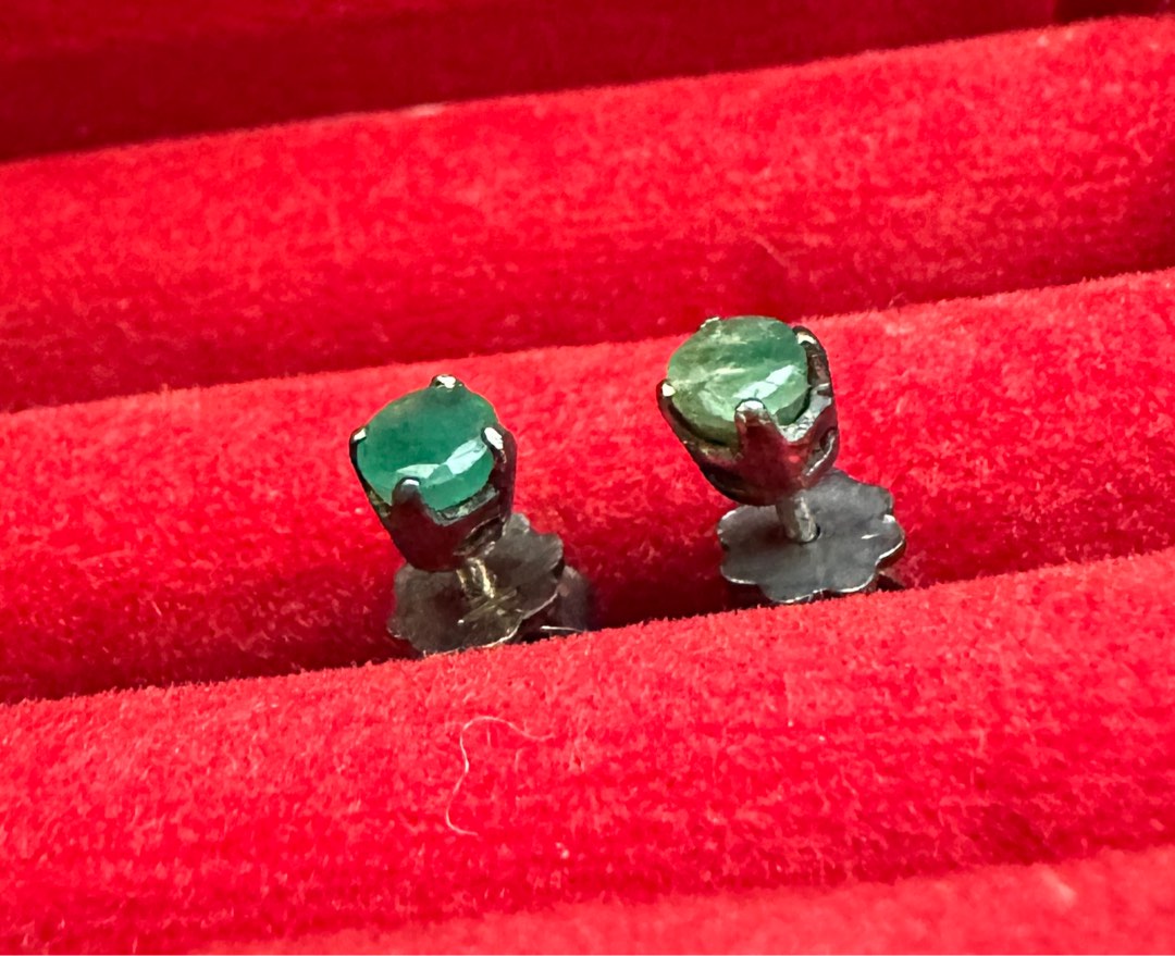 Emerald top pierced earrings