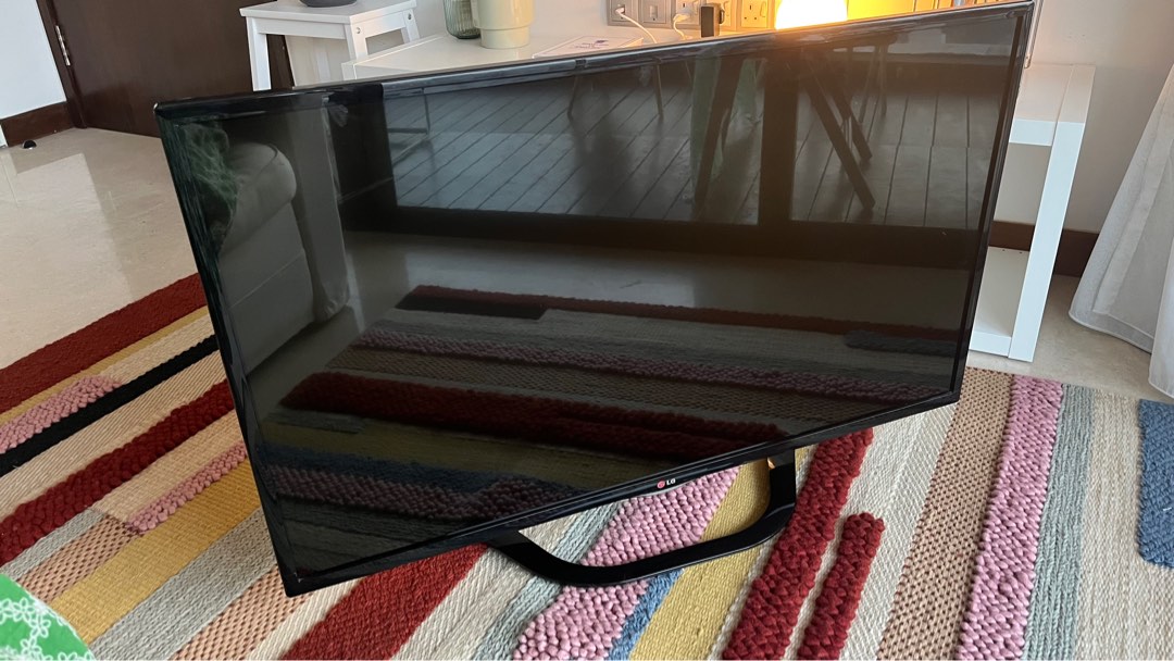 TV LG (does not turn on, could be used for pieces), TV & Home