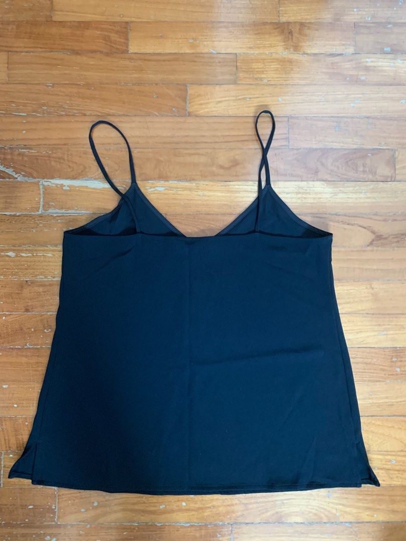 Uniqlo Sleeveless Top Women s Fashion Tops Sleeveless on Carousell
