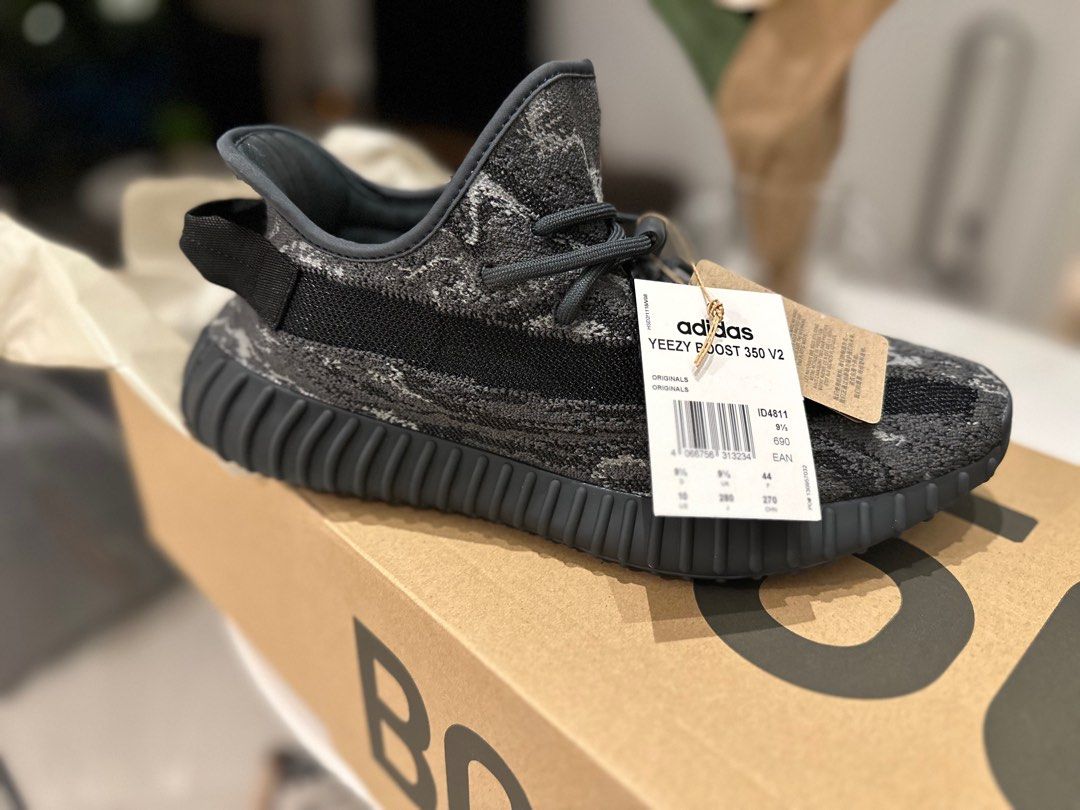 Adidas yeezy shop uk black