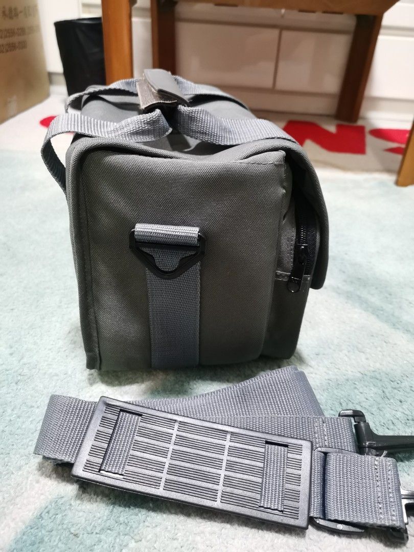 VAS Professional Camera Bag (Category: Camera Bags & Carriers) located in Cainta. Submitted by phengaying (Listing ID 1250185697, Image 3). Description: Virtual Artist System Professional Camera | Brand New | Fits All Sizes of DSLR Camera | Cushioned Interior | Adjustable Shoulder Strap | minor signes of used, like dirt /scuffings.