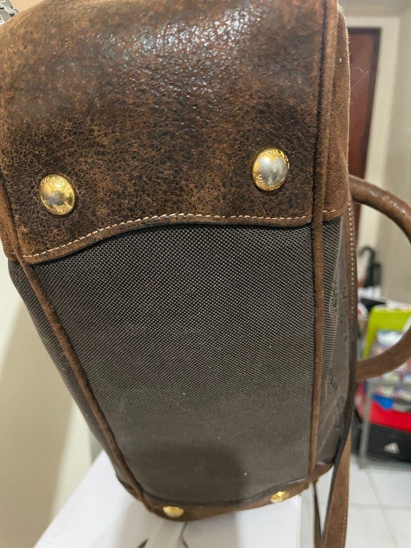 Vintage Prada Bag (Category: Luxury Bags & Wallets) located in Makati City. Submitted by Tyangge (Listing ID 1250022581, Image 3). Description: .