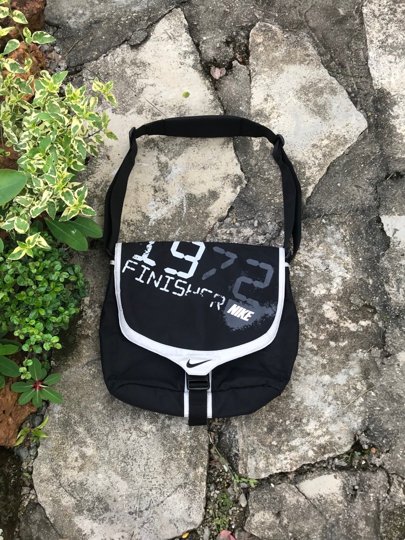 Nike mini swoosh sling bag hot sale