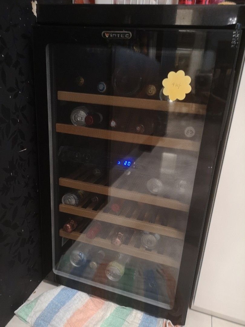 Vintec wine fridge, TV & Home Appliances, Kitchen Appliances, Wine