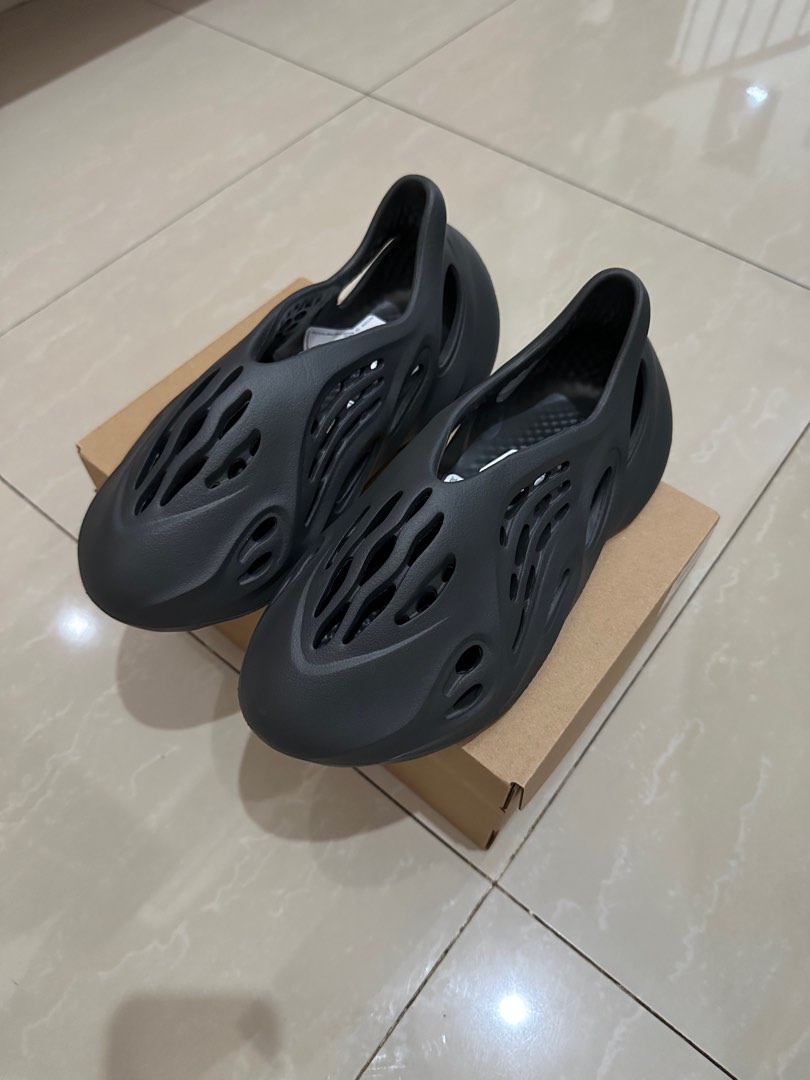 Yeezy Foam Runner Carbon, Fesyen Pria, Sepatu , Sandal di Carousell