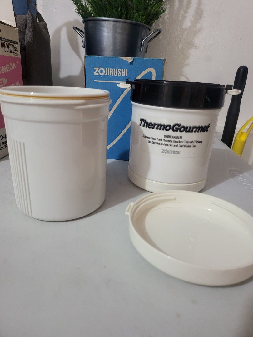 Zojirushi food / lunch box (Category: Food Organization & Storage) located in Makati City. Submitted by thedeclutteringabuela (Listing ID 1250013491, Image 2). Description: zojirushi hot and cold foox container.