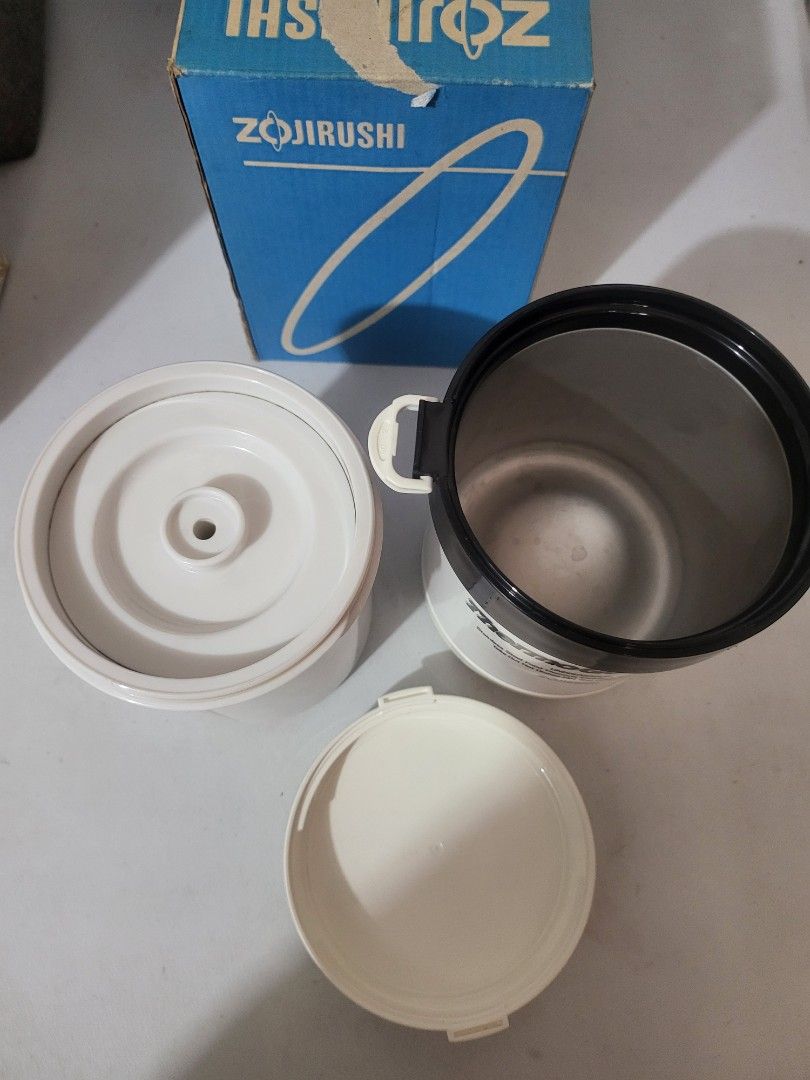 Zojirushi food / lunch box (Category: Food Organization & Storage) located in Makati City. Submitted by thedeclutteringabuela (Listing ID 1250013491, Image 3). Description: zojirushi hot and cold foox container.