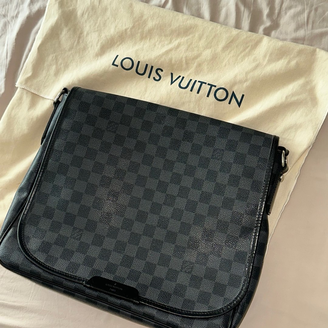 Louis Vuitton Damier Graphite Daniel MM Messenger Bag Louis Vuitton | The  Luxury Closet