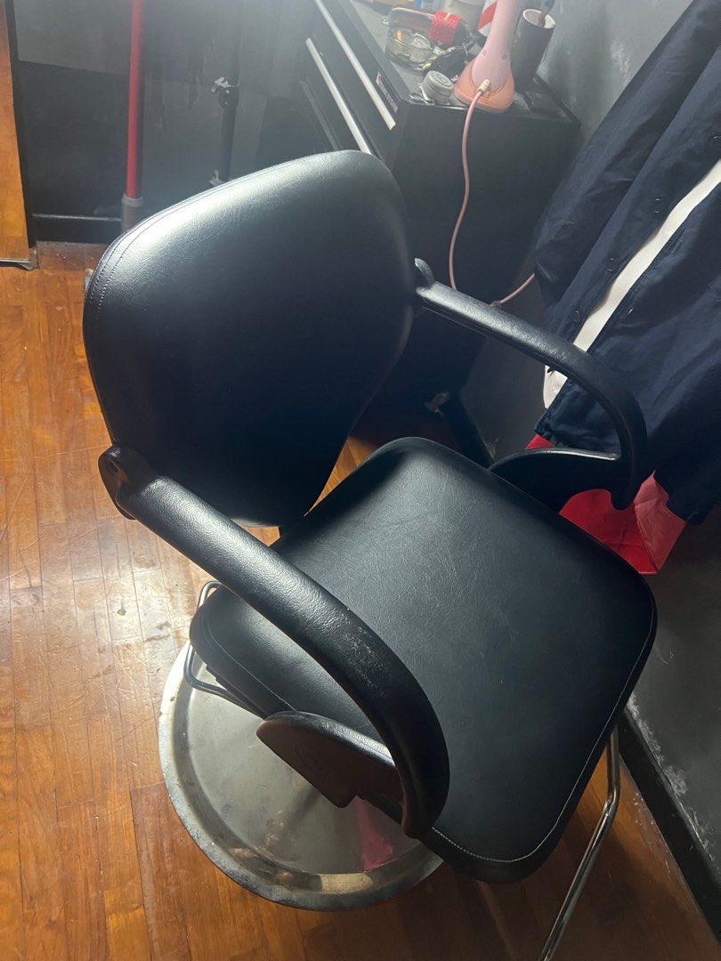 Olx beauty parlour store chair second hand