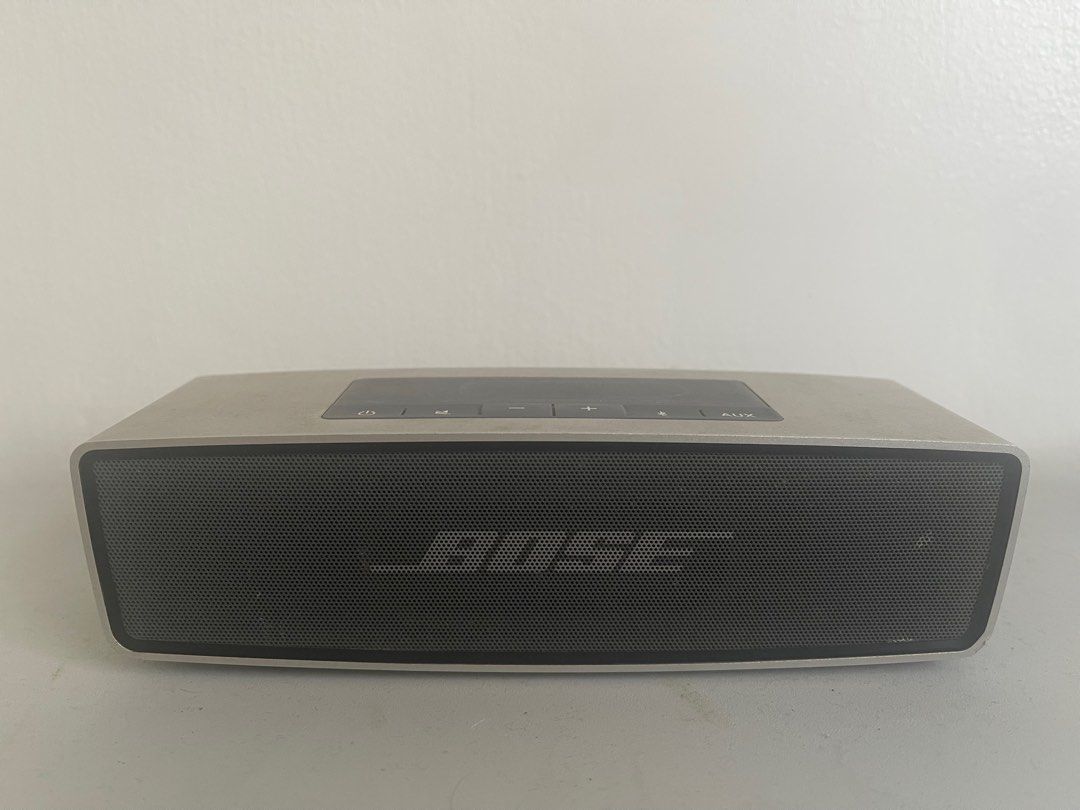 Bose Mini Soundlink (Category: Soundbars, Speakers & Amplifiers) located in Makati City. Submitted by phael1801 (Listing ID 1250243995, Image 2). Description: Bose Mini Soundlink Has scratches and dents but does not affect sound quality Shuts down automatically when using it at higher volumes and when battery is low .