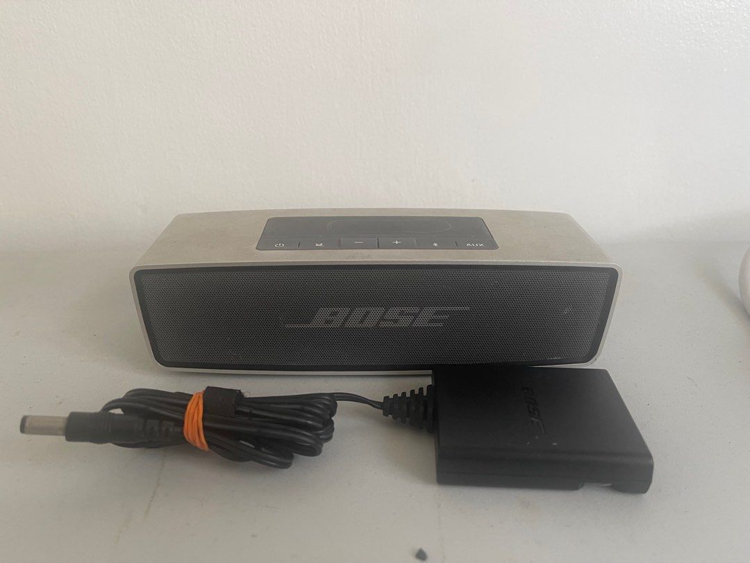 Bose Mini Soundlink (Category: Soundbars, Speakers & Amplifiers) located in Makati City. Submitted by phael1801 (Listing ID 1250243995, Image 1). Description: Bose Mini Soundlink Has scratches and dents but does not affect sound quality Shuts down automatically when using it at higher volumes and when battery is low .