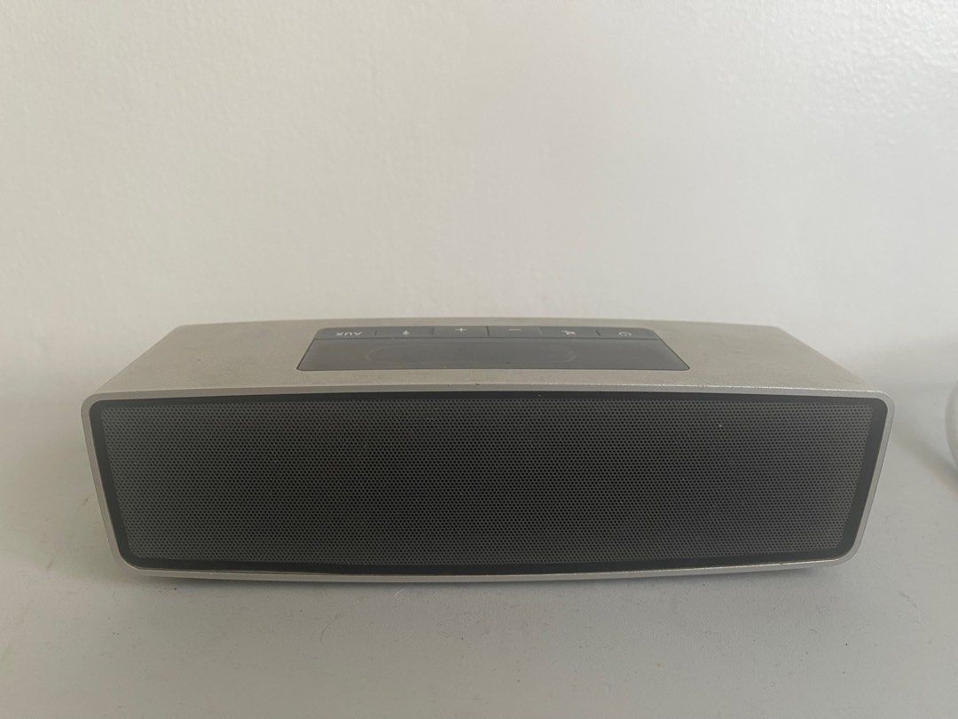 Bose Mini Soundlink (Category: Soundbars, Speakers & Amplifiers) located in Makati City. Submitted by phael1801 (Listing ID 1250243995, Image 3). Description: Bose Mini Soundlink Has scratches and dents but does not affect sound quality Shuts down automatically when using it at higher volumes and when battery is low .
