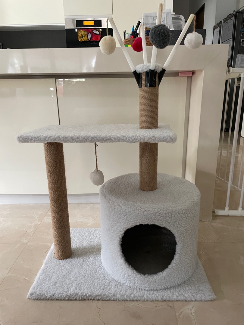 Cat scratching post and house with play bobbles, Pet Supplies, Homes