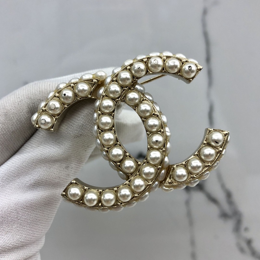 Gold pearl brooch new arrivals