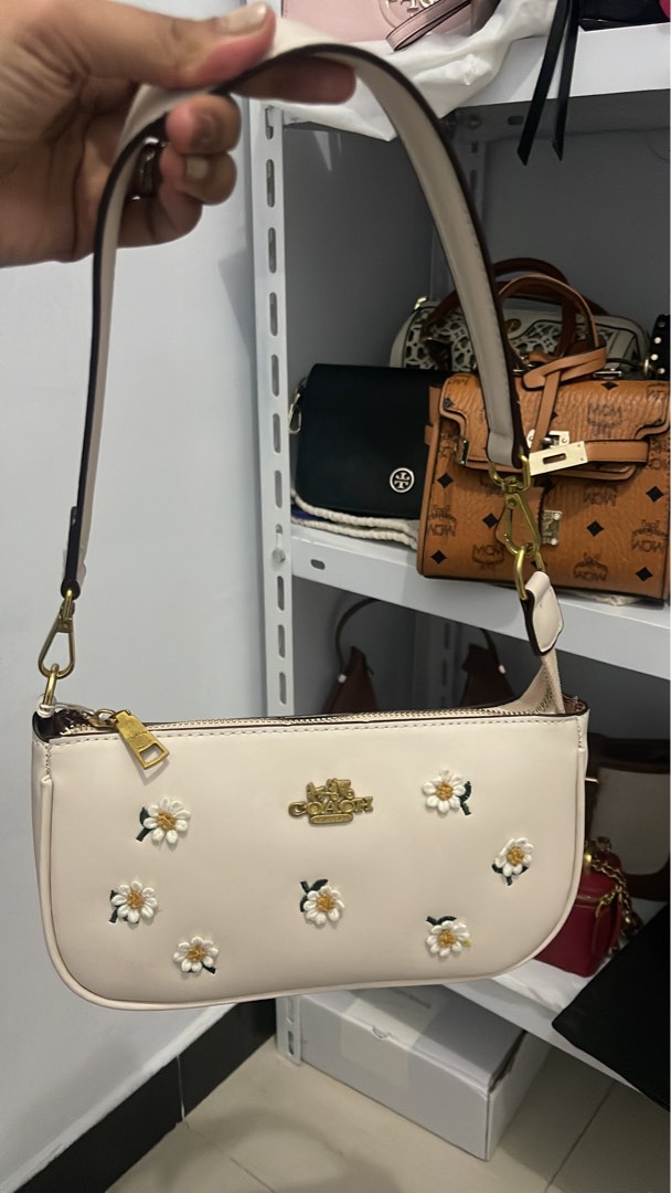 COACH Daisy Shoulder Bag, Fesyen Wanita, Tas & Dompet di Carousell