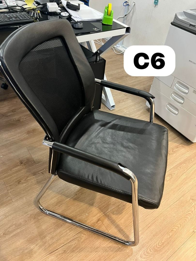 Comfortable chair best sale without wheels