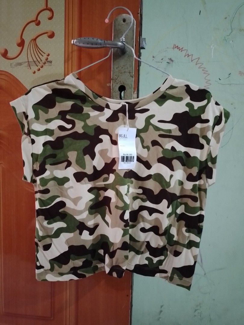 Crop Top, Fesyen Wanita, Pakaian Wanita, Atasan di Carousell