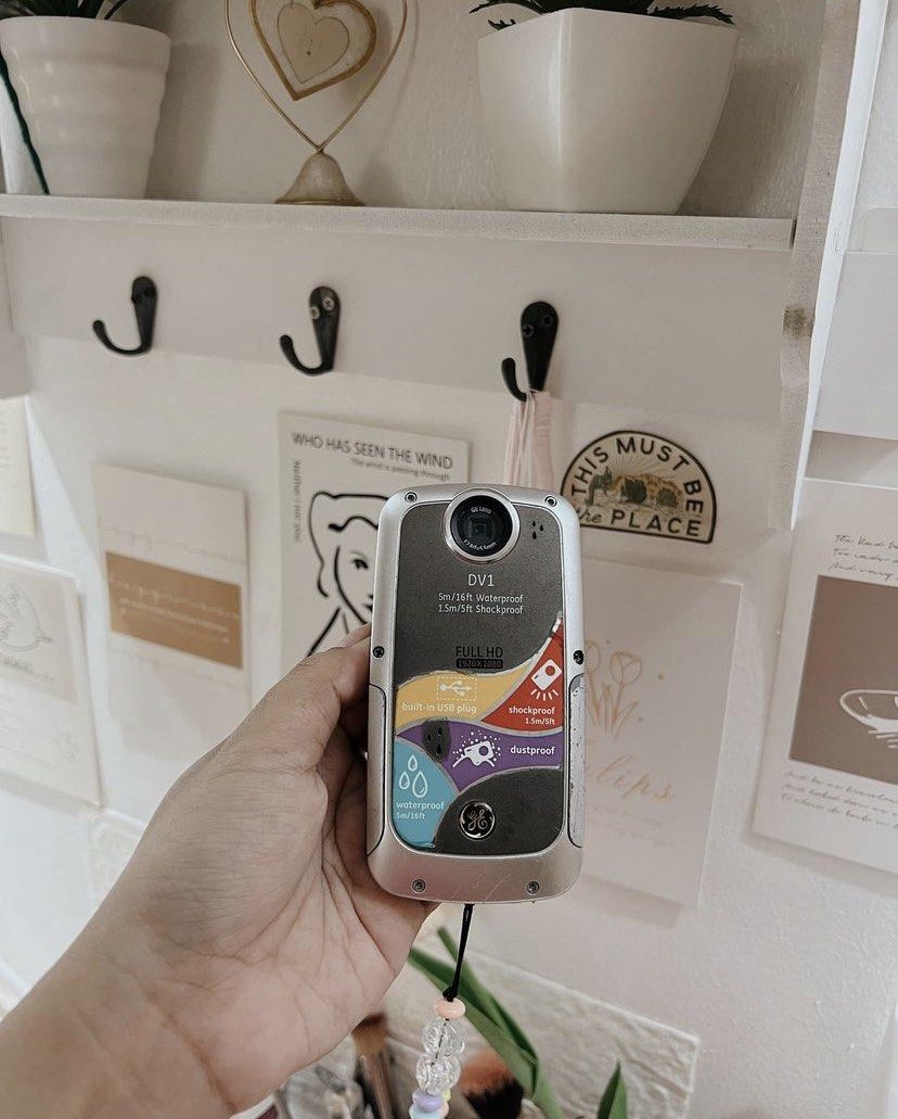 Digital Camera GE DV1 (Category: Cameras) located in Lipa City. Submitted by hboutique.ph (Listing ID 1250315491, Image 1). Description: Bought from IG shop Unit only 10.1 megapixels Waterproof Aesthetic output/film like Usb charging, no need for charger Condition 7/10 (see photos) Strap not included.