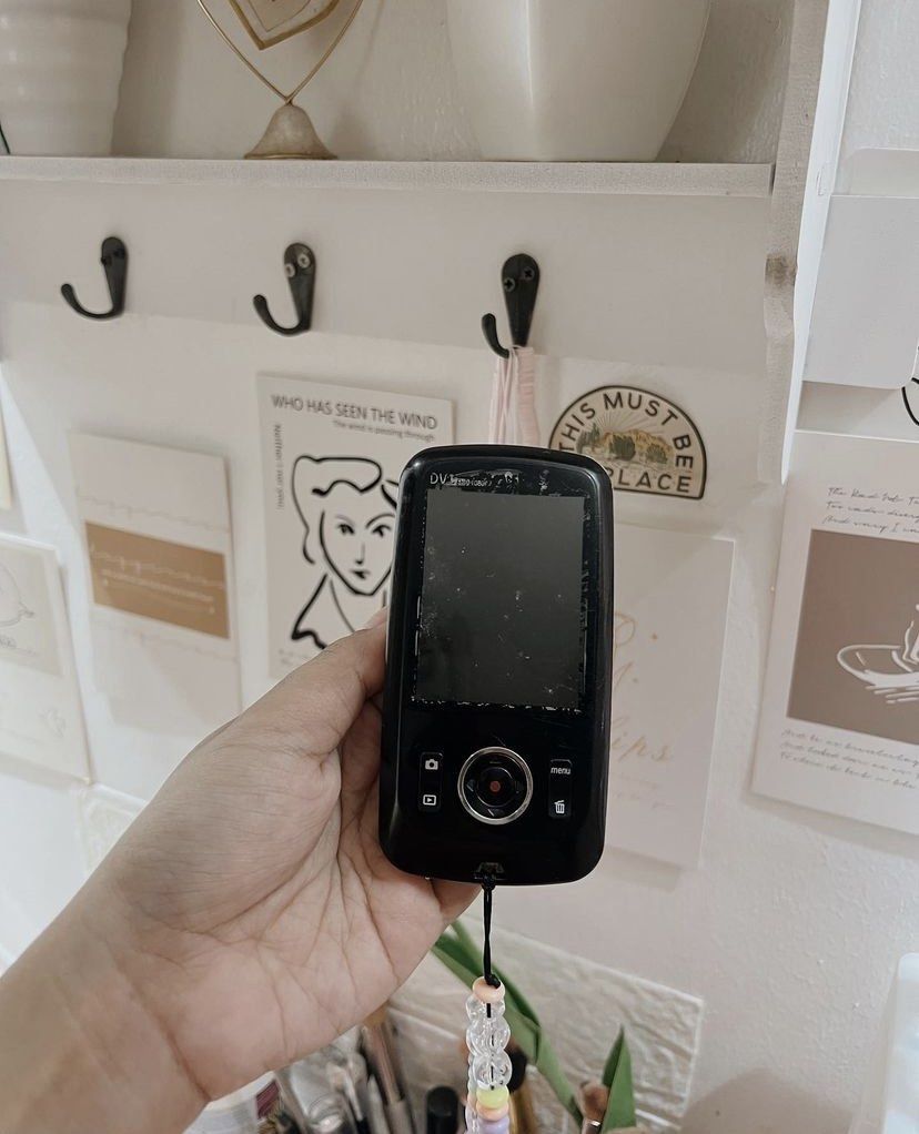 Digital Camera GE DV1 (Category: Cameras) located in Lipa City. Submitted by hboutique.ph (Listing ID 1250315491, Image 2). Description: Bought from IG shop Unit only 10.1 megapixels Waterproof Aesthetic output/film like Usb charging, no need for charger Condition 7/10 (see photos) Strap not included.
