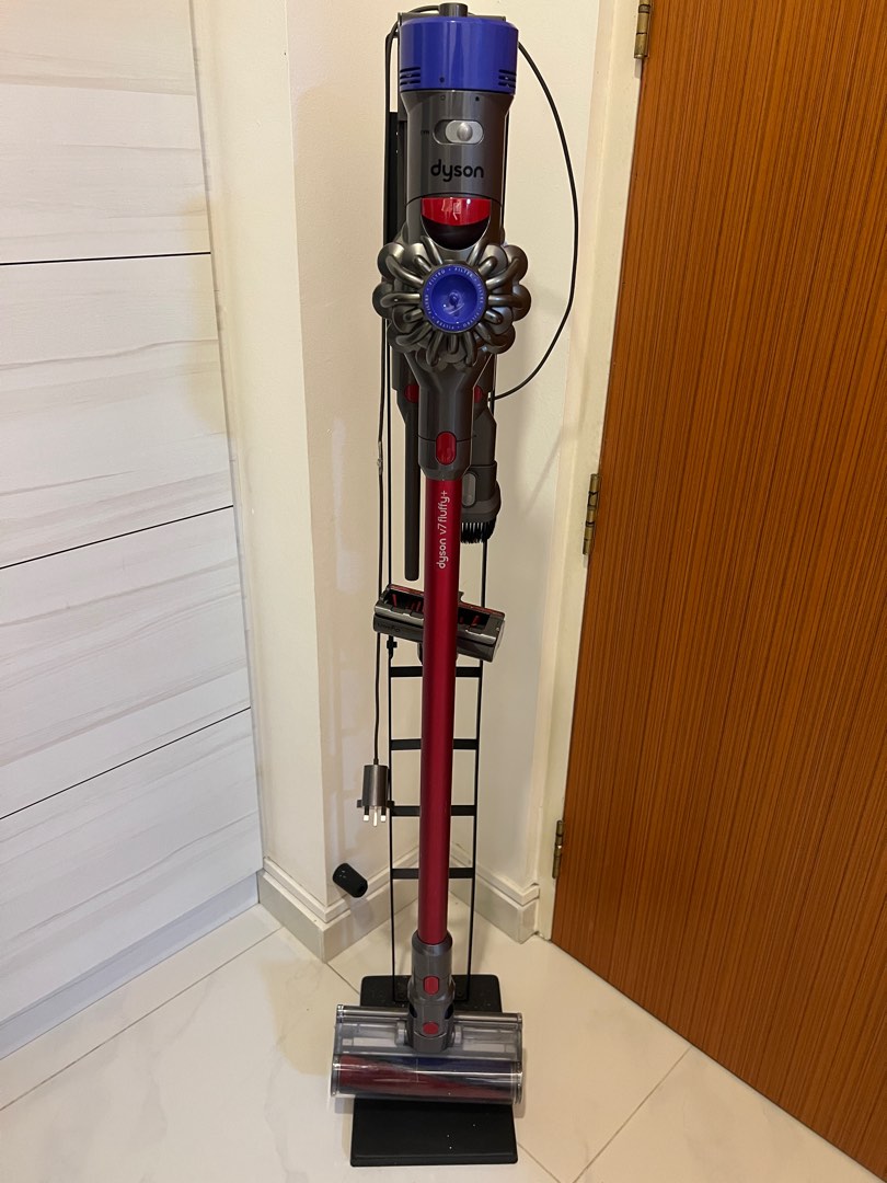 Dyson v7 Fluffy+, TV & Home Appliances, Vacuum Cleaner & Housekeeping