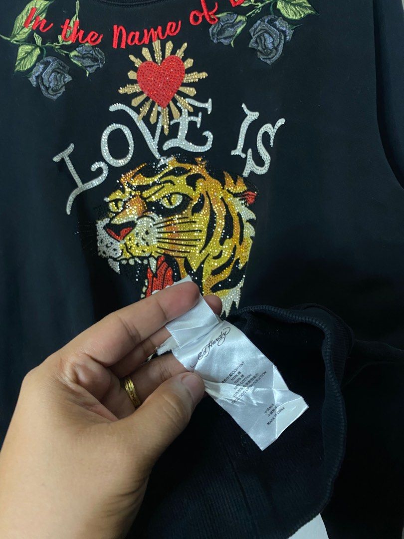 The sweatshirt Gucci with a tiger and Blind for Love by Taylor