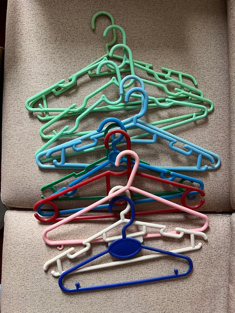 FREE Clothes Hangers, 傢俬＆家居, 其他, 掛鉤和衣架 Carousell
