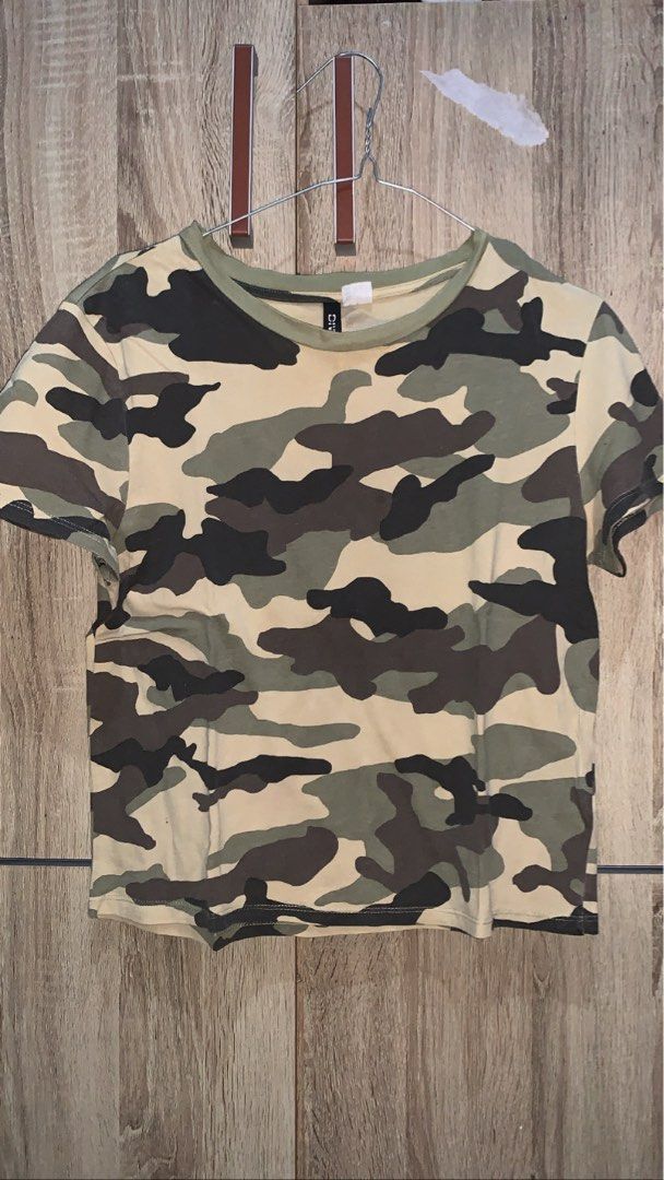 Hu0026M Army Crop Top, Fesyen Wanita, Pakaian Wanita, Atasan di Carousell