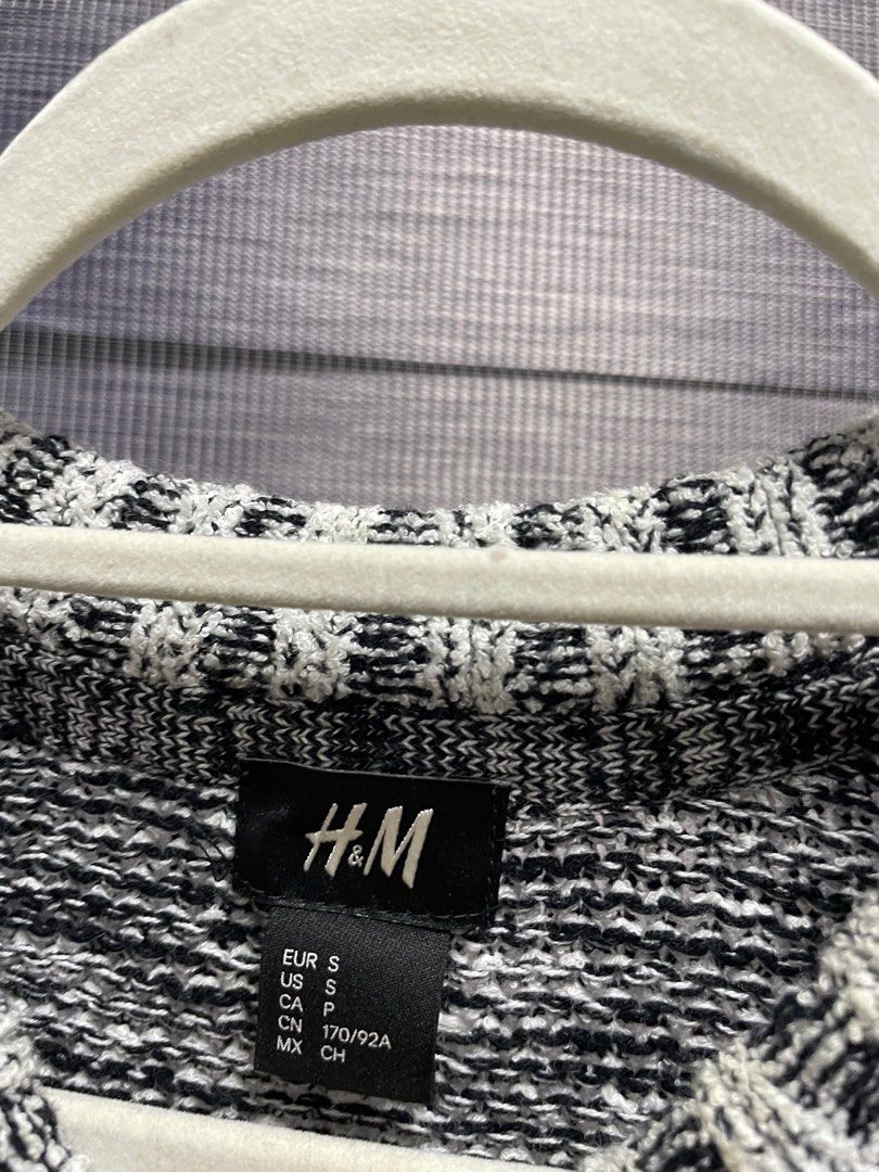 H&M Heather Grey Knitted Sweater (Category: Sets & Coordinates) located in Taguig. Submitted by uppcyclee (Listing ID 1250319364, Image 3). Description: Fits M-L - Dimensions: 20 width x 29.5 length - Issue: None - Excellent condition.