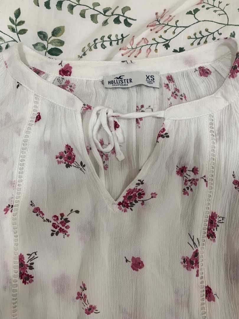 Hollister floral white top Women s Fashion Tops Blouses on